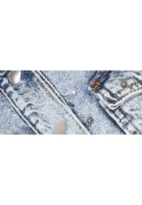 TOP SECRET - Jeansowa kurtka damska ozdobiona aplikacją. Kolor: niebieski. Materiał: jeans. Wzór: aplikacja. Sezon: wiosna. Styl: elegancki #7