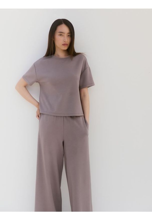 Reserved - T-shirt regular z modalem - beżowy. Kolor: beżowy. Materiał: dzianina