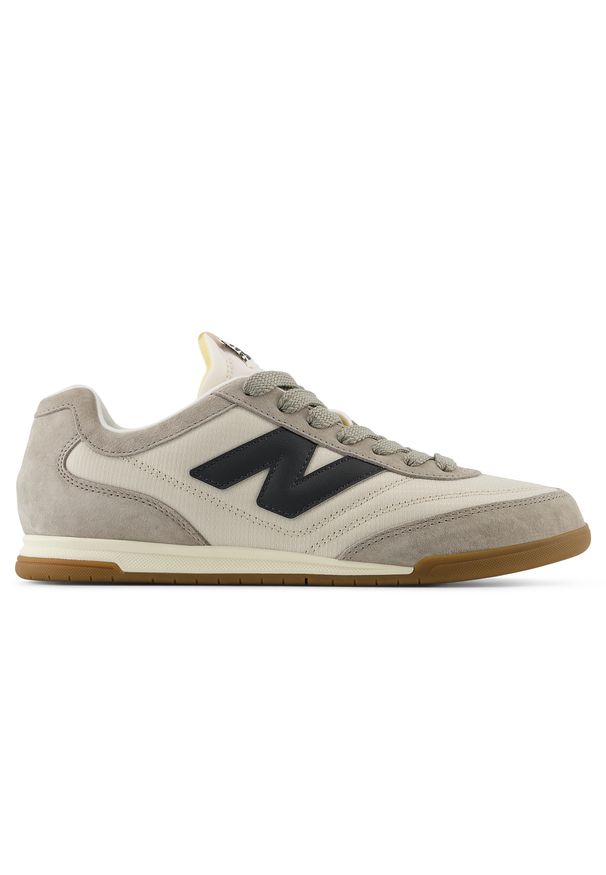 Buty unisex New Balance URC42PMB – beżowe. Okazja: na co dzień. Kolor: beżowy. Materiał: guma, materiał, skóra, syntetyk. Szerokość cholewki: normalna