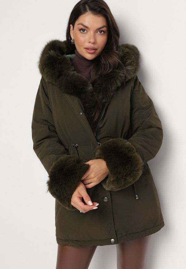 Born2be - Ciemnozielona Kurtka Parka z Futerkiem i Ściągaczem Hegade. Kolor: zielony. Materiał: futro. Wzór: aplikacja