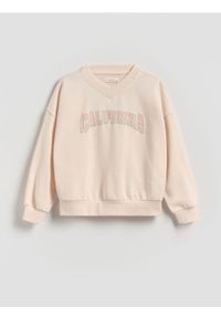 Reserved - Bluza z wypukłym napisem - pastelowy róż. Kolor: różowy. Materiał: dzianina, bawełna. Wzór: napisy