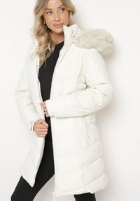 Born2be - Jasnobeżowa Kurtka Pikowana z Odpinanym Futerkiem i Kapturem Taivin. Okazja: na co dzień. Typ kołnierza: golf. Kolor: beżowy. Materiał: futro. Styl: casual, elegancki #5