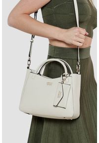 Guess - GUESS Biała torebka damska klasyczna SML Girlfriend Satchel. Kolor: biały. Materiał: skórzane. Styl: klasyczny #3