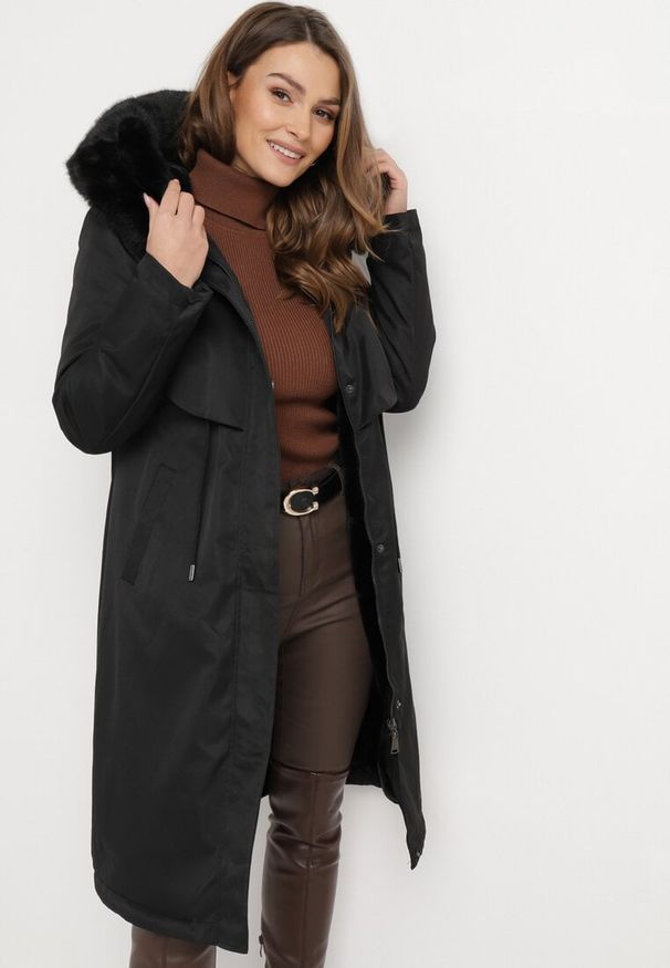 Born2be - Czarna Kurtka za Kolano ze Ściągaczem i Kapturem z Futerkiem Adoresa. Okazja: na co dzień. Kolor: czarny. Materiał: futro. Styl: casual