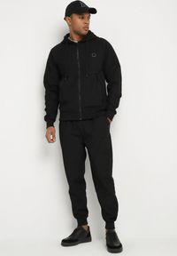 Born2be - Czarne Spodnie Dresowe Typu Jogger z Kieszeniami Zdobione Nadrukami Mepessa. Okazja: na co dzień. Kolor: czarny. Materiał: dresówka. Wzór: aplikacja, nadruk. Styl: casual #6