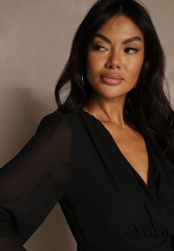 Renee - Czarna Siateczkowa Sukienka o Rozkloszowanym Kroju z Dekoltem w Serek Zennela. Okazja: na co dzień. Typ kołnierza: dekolt w serek. Kolor: czarny. Materiał: poliester, jeans. Typ sukienki: rozkloszowane. Styl: casual, elegancki