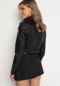 Born2be - Czarna Krótka Kurtka Ramoneska z Paskiem Ozdobionym Klamrą Mavine. Okazja: na co dzień. Kolor: czarny. Materiał: jeans. Długość rękawa: długi rękaw. Długość: krótkie. Wzór: aplikacja. Styl: casual, rockowy, elegancki #3