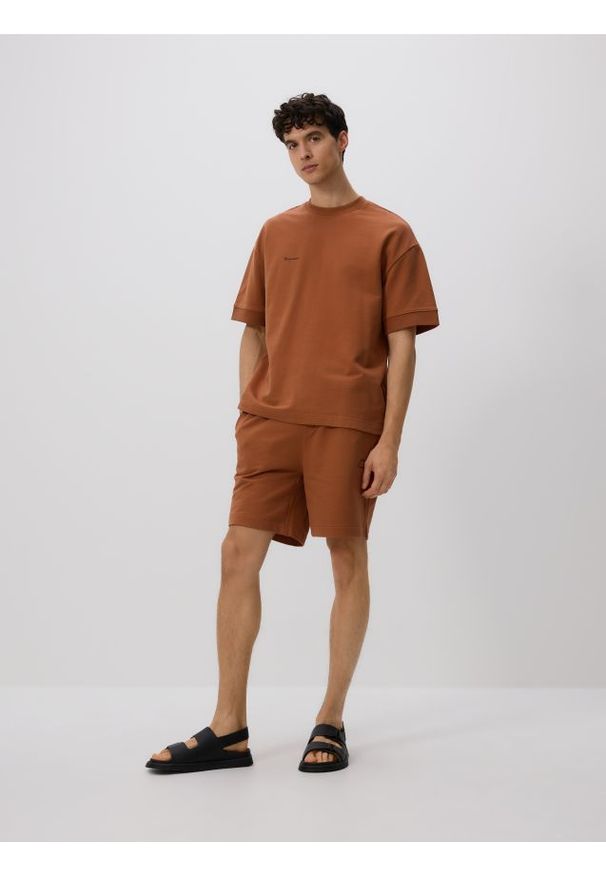 Reserved - Bawełniane szorty comfort - bordowy. Kolor: czerwony. Materiał: bawełna