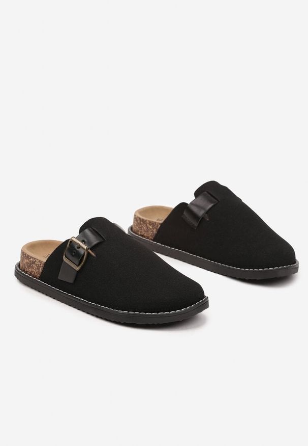 Renee - Czarne Klapki Typu Chodaki z Paskiem ze Sprzączką Aleritea. Okazja: na co dzień. Kolor: czarny. Sezon: wiosna, lato. Styl: casual, elegancki