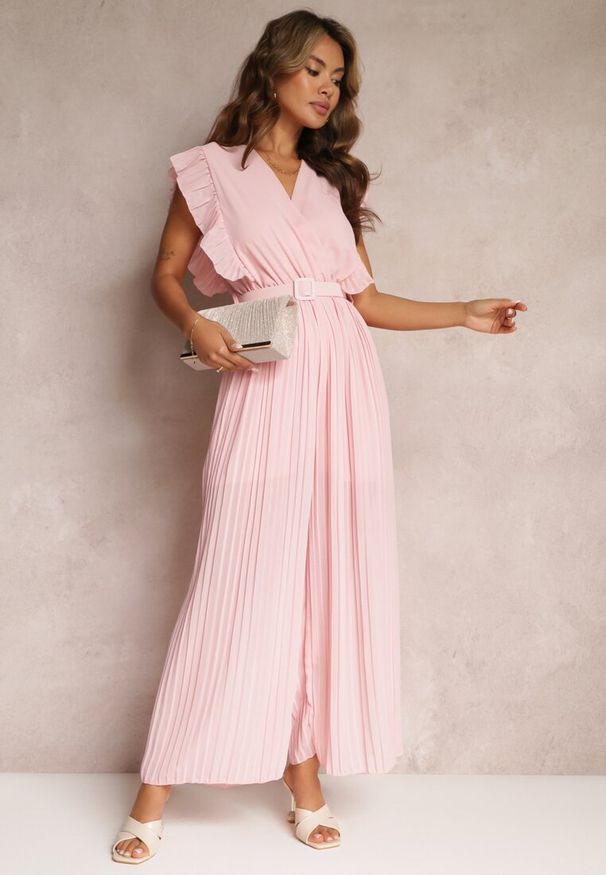 Renee - Różowy Plisowany Kombinezon z Falbankami i Szerokimi Nogawkami Jarina. Okazja: na co dzień. Kolor: różowy. Długość: długie. Styl: casual