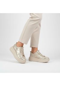 Sneakersy damskie Filippo, cholewka skóra naturalna licowa metaliczna sznurowane niska cholewka masywna podeszwa platforma casua, złote, DP6795/26. Okazja: na co dzień. Wysokość cholewki: przed kostkę. Zapięcie: sznurówki. Kolor: złoty. Materiał: skóra. Szerokość cholewki: normalna. Obcas: na platformie #3