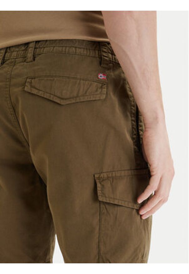 Napapijri Szorty materiałowe N-Deline NP0A4HOT Khaki Regular Fit. Kolor: brązowy. Materiał: bawełna