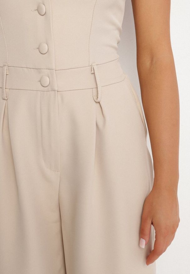 Born2be - Beżowy Kombinezon Taliowany Ozdobiony Guzikami Niladwenna. Kolor: beżowy. Wzór: aplikacja. Styl: elegancki