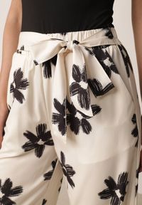 Born2be - Czarno-Kremowe Spodnie o Szerokim Kroju z Wysokim Stanem w Kwiaty Ozdobione Wiązaniem Neatea. Okazja: do pracy, na co dzień. Stan: podwyższony. Kolor: beżowy. Wzór: aplikacja, kwiaty. Styl: casual #4