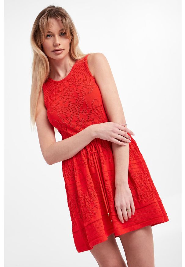 Twinset Milano - Sukienka dzianinowa TWINSET. Materiał: dzianina. Długość rękawa: bez rękawów. Wzór: kwiaty, ażurowy. Typ sukienki: rozkloszowane. Długość: mini
