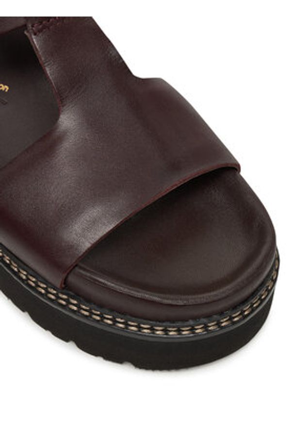 Clarks Sandały Orianna Sky 26181455 Bordowy. Kolor: czerwony. Materiał: skóra