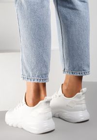 Renee - Białe Buty Sportowe Metede. Nosek buta: okrągły. Zapięcie: bez zapięcia. Kolor: biały. Materiał: materiał, skóra, jeans #5