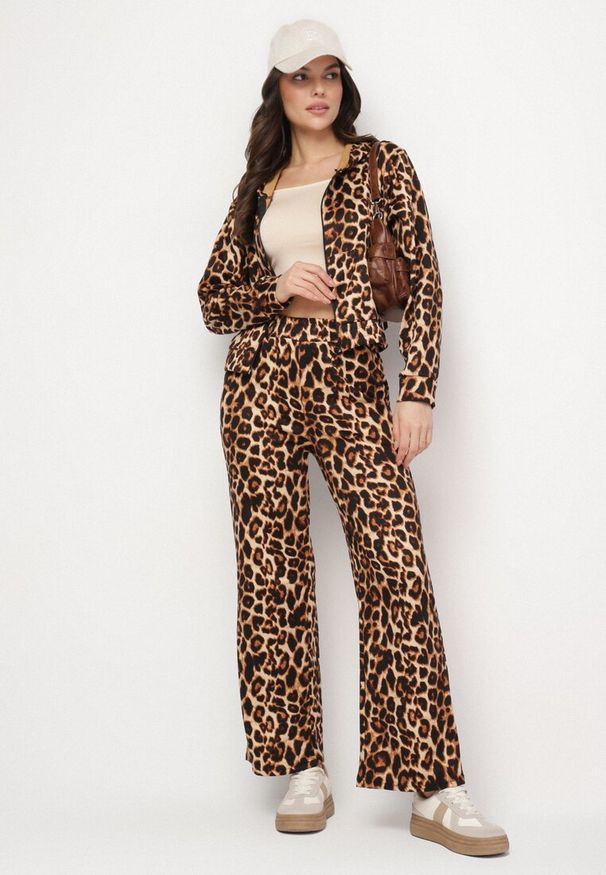 Born2be - Brązowy Komplet Dresowy w Panterkę Bluza z Kapturem i Szerokie Spodnie Virhiris. Kolor: brązowy. Materiał: dresówka. Wzór: motyw zwierzęcy