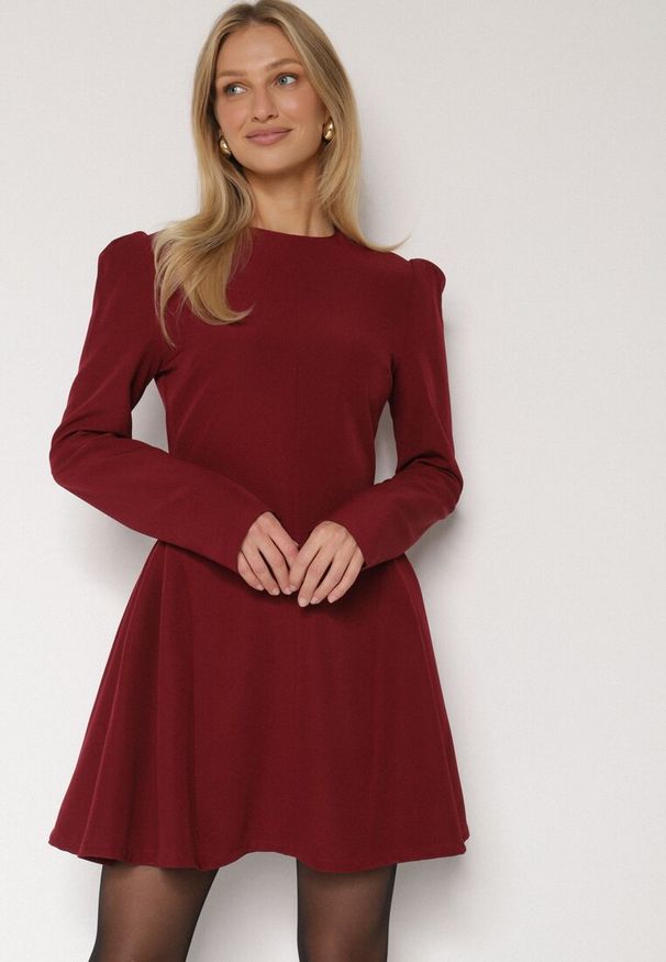 Born2be - Bordowa Rozkloszowana Sukienka Ozdobiona Metaliczną Aplikacją Eleslie. Okazja: na co dzień. Kolor: czerwony. Wzór: aplikacja. Styl: casual, elegancki