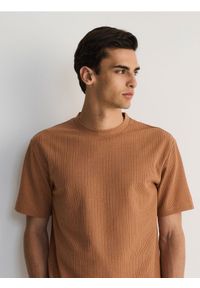 Reserved - Strukturalny t-shirt regular - brązowy. Kolor: brązowy. Materiał: bawełna, dzianina
