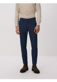 Reserved - Bawełniane spodnie chino slim - granatowy. Kolor: niebieski. Materiał: bawełna