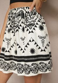 Renee - Czarne Szorty High Waist z Abstrakcyjnym Wzorem Filasena. Okazja: na co dzień. Stan: podwyższony. Kolor: czarny. Sezon: lato. Styl: casual #3