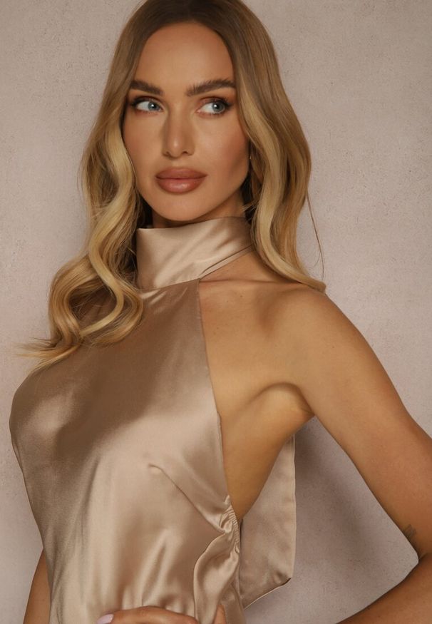 Renee - Beżowa Sukienka Satynowa z Dekoltem Halter i Odkrytymi Plecami Belas. Okazja: na co dzień. Typ kołnierza: dekolt halter. Kolor: beżowy. Materiał: satyna. Typ sukienki: dopasowane. Styl: casual