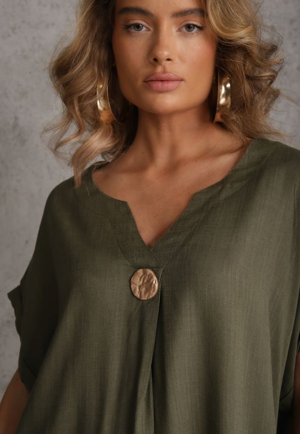 Renee - Zielona Sukienka o Pudełkowym Kroju z Lnem i Wiskozą Zdobiona Guzikiem Mezynore. Kolekcja: plus size. Kolor: zielony. Materiał: wiskoza, len. Wzór: aplikacja. Typ sukienki: dla puszystych. Styl: boho, wakacyjny