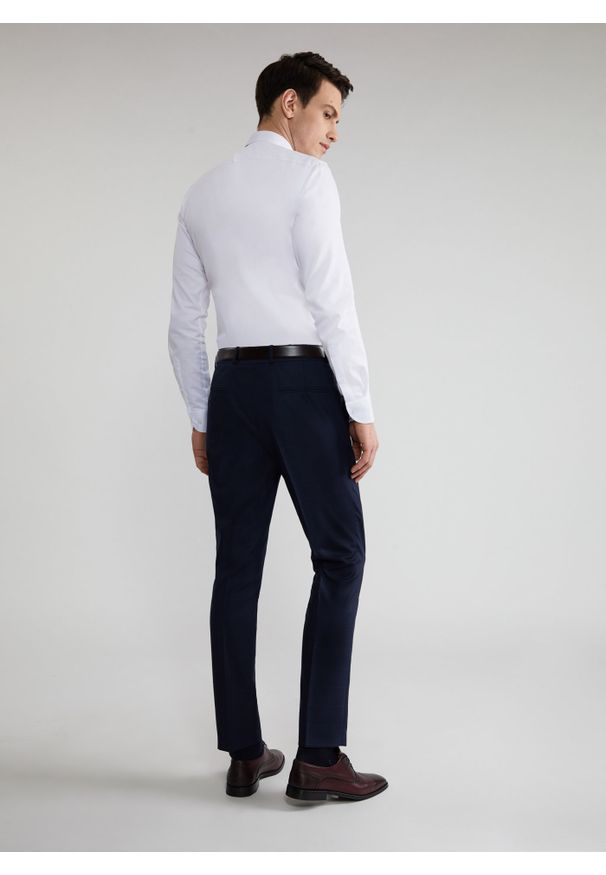 Pako Lorente - PAKO LORENTE – Koszula męska w kolorze białym P21WF-1X-174-B. Typ kołnierza: kołnierzyk klasyczny. Kolor: biały. Materiał: elastan, bawełna. Długość rękawa: długi rękaw. Długość: długie. Wzór: gładki. Styl: elegancki, klasyczny