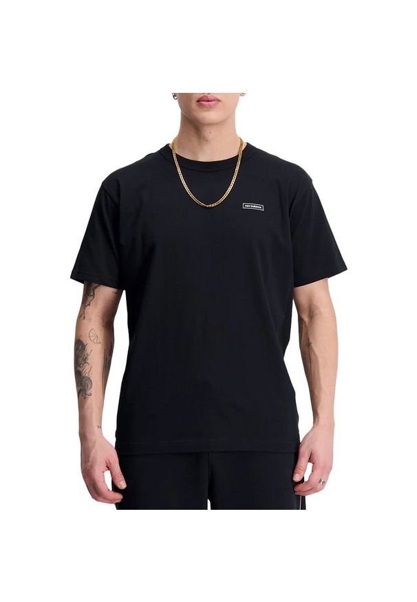 Koszulka New Balance MT33517BK - czarna. Kolor: czarny. Materiał: bawełna. Długość rękawa: krótki rękaw. Długość: krótkie. Wzór: nadruk, napisy