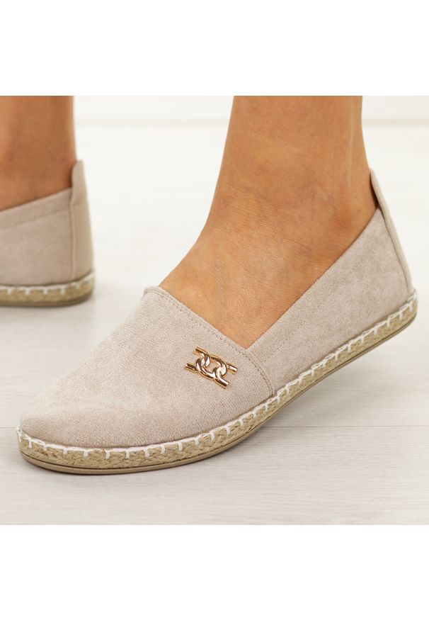 POTOCKI - Beżowe espadryle damskie, półbuty Potocki 16374. Okazja: na co dzień. Nosek buta: okrągły. Kolor: beżowy. Szerokość cholewki: normalna. Wzór: aplikacja. Materiał: zamsz. Sezon: wiosna, lato, jesień. Obcas: na płaskiej podeszwie. Styl: wakacyjny, casual, klasyczny, elegancki