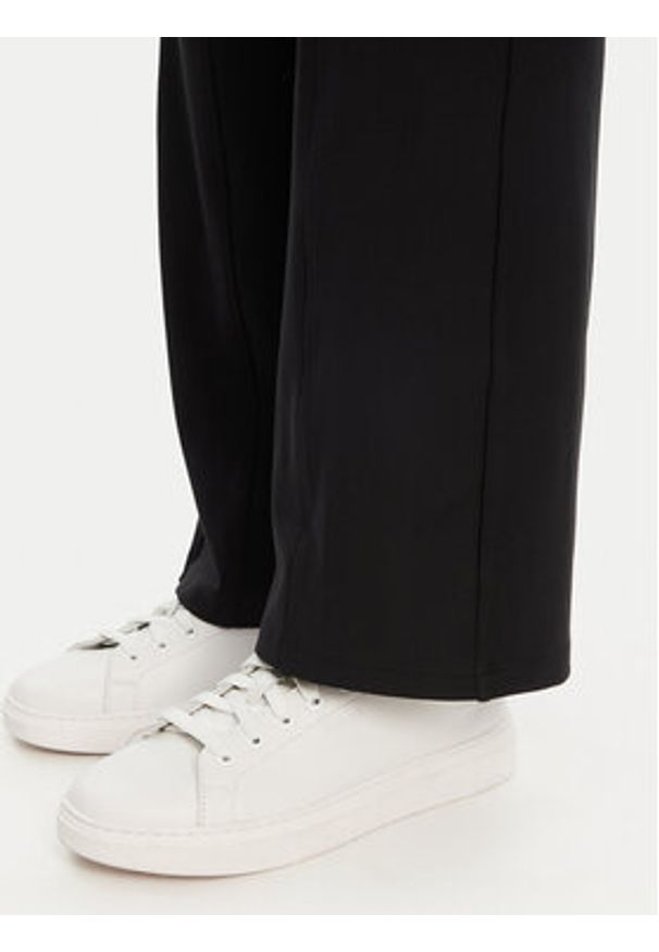 Guess Spodnie dresowe V5RB15 KCD02 Czarny Regular Fit. Kolor: czarny. Materiał: syntetyk