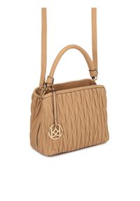 Kazar - Jasnobrązowa torebka z marszczonym wzorem i zawieszką z monogramem KAZAR. Kolor: brązowy. Materiał: skórzane. Styl: wizytowy, casual, biznesowy #4