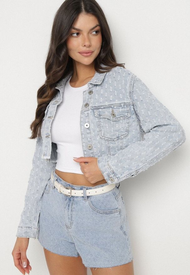 Born2be - Jasnoniebieska Kurtka Jeansowa o Krótkim Kroju Zdobiona Przetarciami Zaritia. Okazja: na co dzień. Kolor: niebieski. Materiał: jeans. Długość rękawa: długi rękaw. Długość: krótkie. Wzór: aplikacja. Styl: klasyczny, casual, elegancki