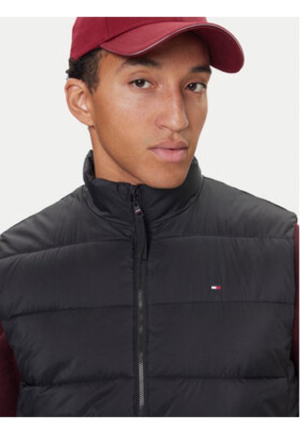 TOMMY HILFIGER - Tommy Hilfiger Kamizelka MW0MW41981 Czarny Regular Fit. Kolor: czarny. Materiał: syntetyk