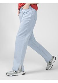 outhorn - Spodnie bawełniane damskie Outhorn - niebieskie. Stan: podwyższony. Kolor: niebieski. Materiał: bawełna. Wzór: haft