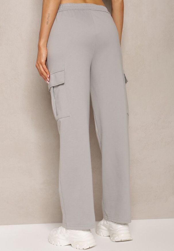 Renee - Szare Spodnie dresowe z Bawełny z Szerokimi Kieszeniami Cargo Tanelle. Okazja: na co dzień. Stan: podwyższony. Kolor: szary. Materiał: dresówka, bawełna. Styl: casual