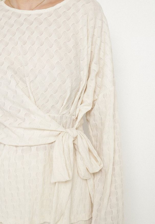 Born2be - Beżowy Komplet Szerokie Spodnie i Bluzka z Ozdobnym Wiązaniem Cilinne. Kolor: beżowy. Materiał: materiał