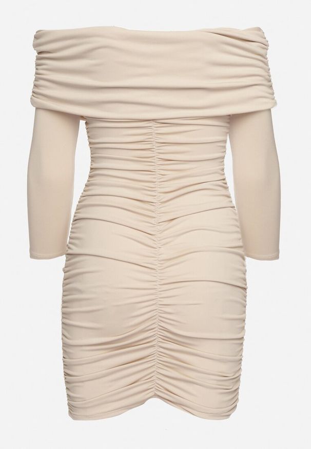 Born2be - Beżowa Dopasowana Sukienka Hiszpanka z Marszczeniami Ailisma. Typ kołnierza: dekolt hiszpanka. Kolor: beżowy. Styl: elegancki