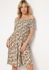 Born2be - Jasnobeżowa Bawełniana Sukienka z Dekoltem Typu Hiszpanka i Lekką Falbanką Hannesia. Okazja: na co dzień. Typ kołnierza: dekolt hiszpanka. Kolor: beżowy. Materiał: bawełna. Sezon: wiosna, lato. Styl: casual, elegancki. Długość: mini #1