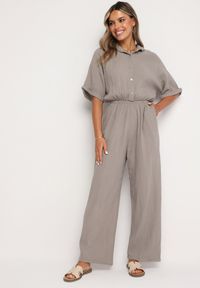 Born2be - Ciemnobeżowy Bawełniany Kombinezon z Koszulową Górą i Prostymi Spodniami Namsore. Kolor: beżowy. Materiał: bawełna. Styl: elegancki, klasyczny #4