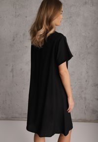 Renee - Czarna Wiskozowa Sukienka Pudełkowa z Dekoltem w Serek Noludig. Typ kołnierza: dekolt w serek. Kolekcja: plus size. Kolor: czarny. Materiał: wiskoza. Typ sukienki: dla puszystych #6