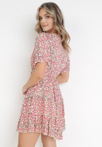 Born2be - Różowa Wiskozowa Sukienka Mini z Gumką w Pasie i Falbankami Gantisa. Typ kołnierza: kołnierz z falbankami. Kolor: różowy. Materiał: wiskoza. Wzór: kwiaty. Typ sukienki: kopertowe. Długość: mini #4