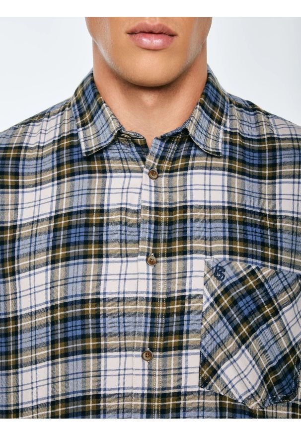 Big-Star - Koszula męska flanelowa w kratę niebiesko-beżowa Koner 401. Typ kołnierza: kołnierzyk klasyczny. Kolor: niebieski. Materiał: jeans, tkanina. Wzór: haft, aplikacja, kratka. Styl: klasyczny