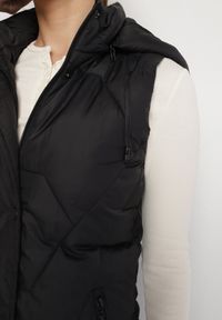 Born2be - Czarna Pikowana Kamizelka z Odpinanym Kapturem i Ściągaczami Lorianvia. Okazja: na co dzień, na spacer. Kolor: czarny. Materiał: jeans. Styl: sportowy, casual, elegancki #2