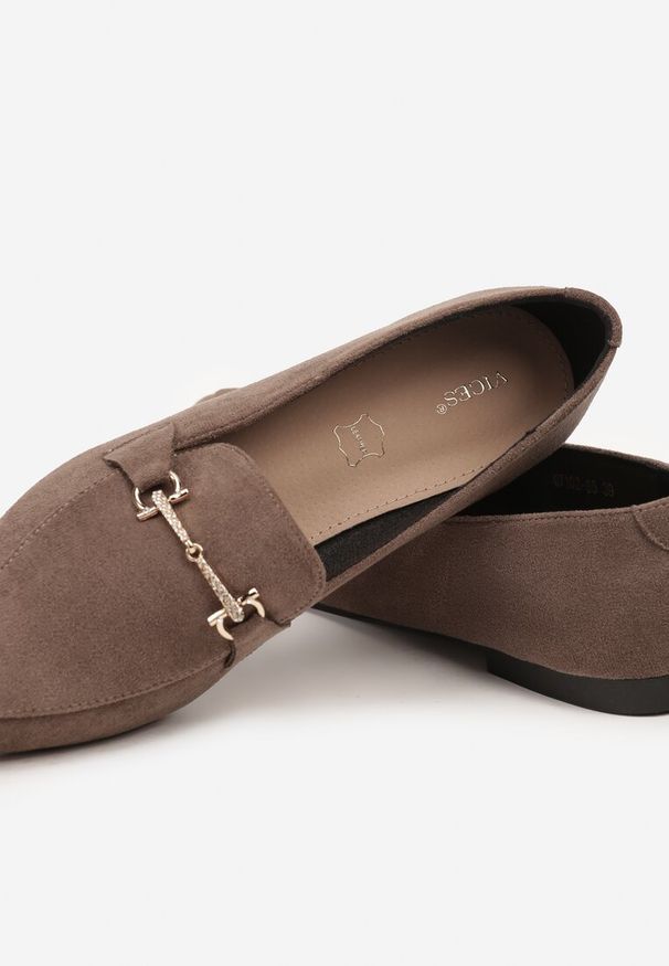 Renee - Ciemnobeżowe Mokasyny Vices ze Szpiczastym Noskiem Zdobione Aplikacją Rilosia. Okazja: na co dzień, na spotkanie biznesowe, do pracy. Nosek buta: szpiczasty. Kolor: beżowy. Materiał: skóra, jeans. Wzór: aplikacja. Styl: casual, biznesowy, elegancki
