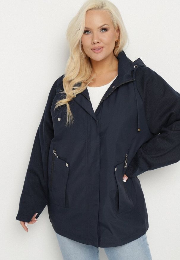 Born2be - Granatowa Kurtka Wiatrówka z Odpinanym Kapturem i Ściągaczami Arseli. Okazja: na co dzień, na spacer. Kolekcja: plus size. Kolor: niebieski. Materiał: poliester, jeans. Długość rękawa: długi rękaw. Długość: długie. Styl: casual, elegancki