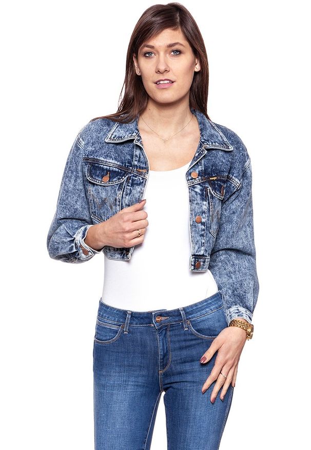 Wrangler - DAMSKA KURTKA JEANSOWA WRANGLER CROPPED JACKET RISKY BUSINESS W421GF25G. Okazja: na co dzień. Kolor: niebieski. Materiał: jeans. Styl: casual