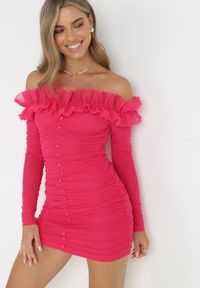 Born2be - Fuksjowa Dopasowana Sukienka Hiszpanka z Falbanką Turlia. Typ kołnierza: dekolt hiszpanka. Kolor: różowy. Wzór: aplikacja #1