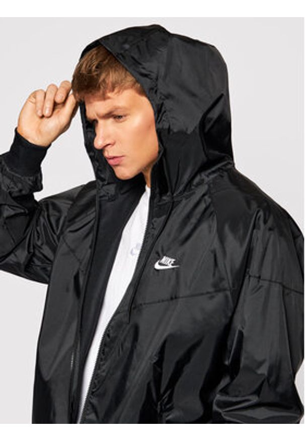 Nike Kurtka do biegania Sportswear Windrunner DA0001 Czarny Standard Fit. Kolor: czarny. Materiał: syntetyk